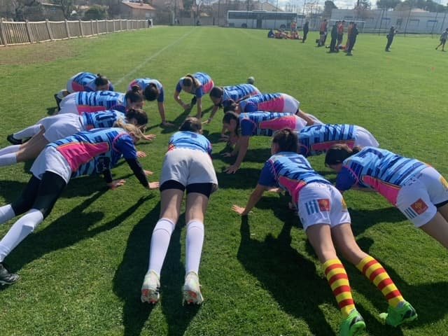 Groupe de jeunes gens faisant des pompes sur un terrain