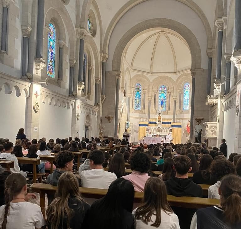 Messe dans la chappelle de l'Institution Saint-Louis de Gonzague