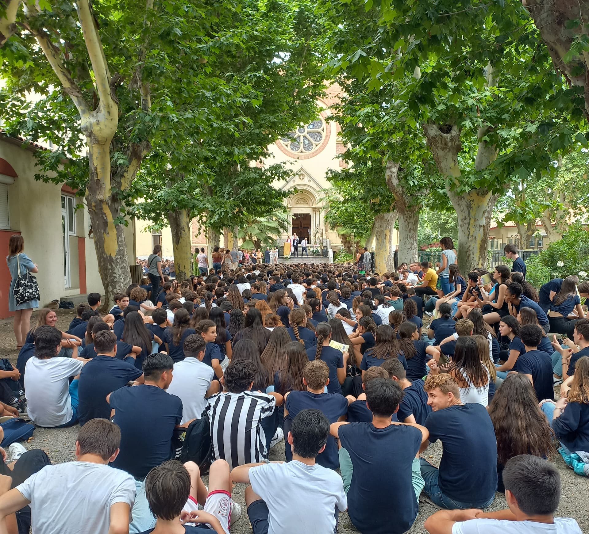 Messe en extérieur avec une foule d'écoliers et étudiants