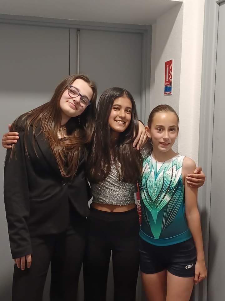 Jeunes filles scolarisées se tenant par les épaules