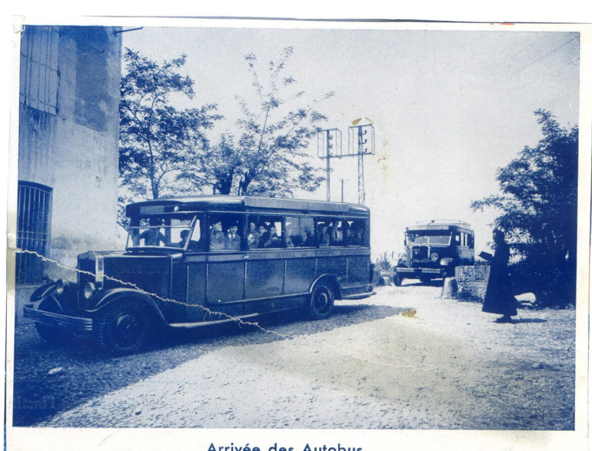 Photo en noir et blanc d'un vieil autobus arrivant à l'école