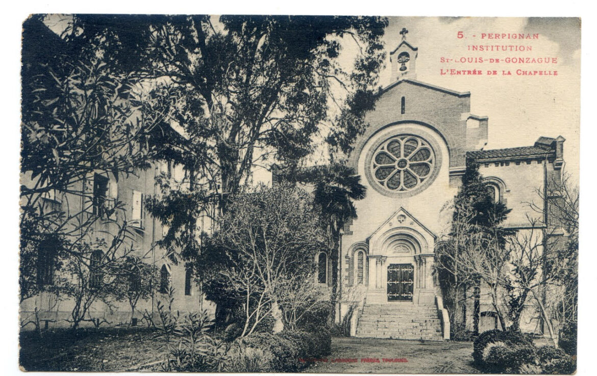 Photo en noir et blanc de l'entrée de la chapelle de l'institution Saint-Louis de Gonzague