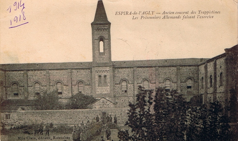 Photo sépia de prisonniers allemands faisant l'exercice devant l'ancien couvent des Trappistines à Espira de l'Agly